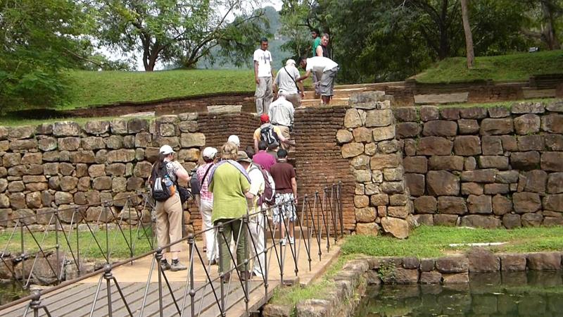 de groep begint met de klim de leeuwenrots op Sigiriya
